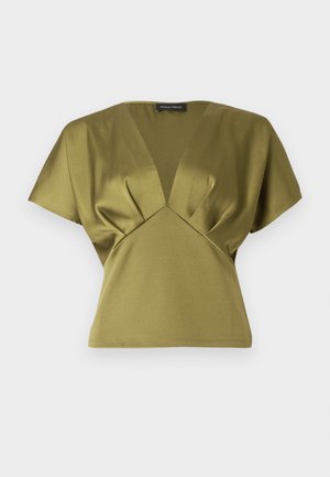 Haut vert olive avec un col en V et des manches courtes, présentant des détails plissés au niveau de la poitrine. Fabriqué dans un tissu lisse et doux.