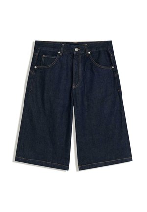 Sötétkék farmer térd feletti rövidnadrág elöl gombbal, cipzárral, övbújtatókkal és ötlapkás zsebrendszerrel, fehér háttér előtt.