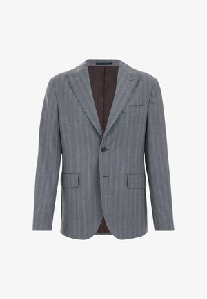 Blazer a rayas grises con cierre de un solo botón, solapas con muesca, dos bolsillos frontales y forro interior marrón. Ajuste entallado con hombros estructurados.