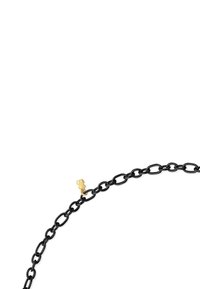 Collana in metallo nero con maglie ovali e un piccolo ciondolo dorato a forma di orso, creando un design contrastante.