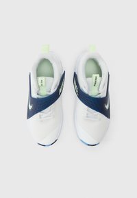 Nike basketballsko med hvid mesh-overdel, marineblå accenter, grønne detaljer og en gummisål med lyseblå kant.