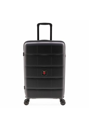 Schwarzer Hartschalenkoffer mit vier Rollen und ausgezogenem Teleskopgriff, frontseitig mit einem kleinen roten Logo in der Mitte.