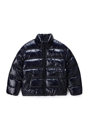 Doudoune noire brillante avec quilting horizontal, fermeture éclair devant, col haut et deux poches avant sur fond blanc.