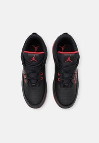 Jordan JORDAN MAX AURA 5 UNISEX - Basketsko - black/university red/black