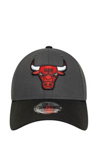 Gorra gris con un diseño estructurado, que presenta un logotipo de toro bordado en rojo en la parte frontal y una visera curva negra. Con correa ajustable en la parte posterior.