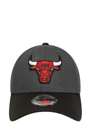 Grauer Hut mit strukturiertem Design, ausgestattet mit einem gestickten roten Stier-Logo auf der Vorderseite und einem schwarzen, gebogenen Schirm. Verstellbarer Riemen auf der Rückseite.