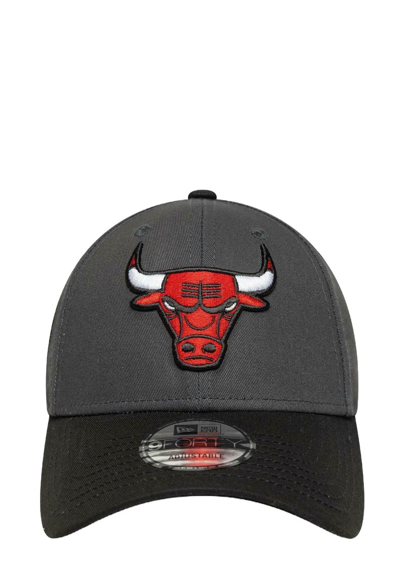 Gorra gris con un diseño estructurado, que presenta un logotipo de toro bordado en rojo en la parte frontal y una visera curva negra. Con correa ajustable en la parte posterior.