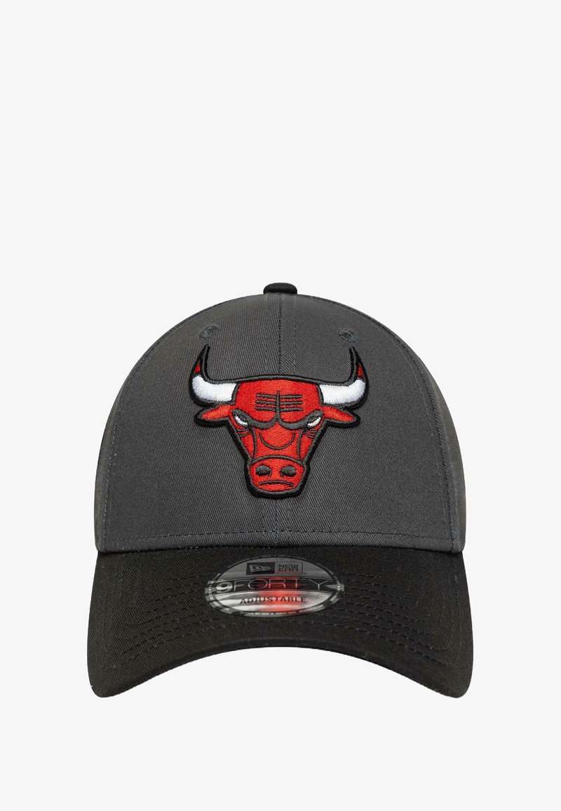 Gorra gris con un diseño estructurado, que presenta un logotipo de toro bordado en rojo en la parte frontal y una visera curva negra. Con correa ajustable en la parte posterior.