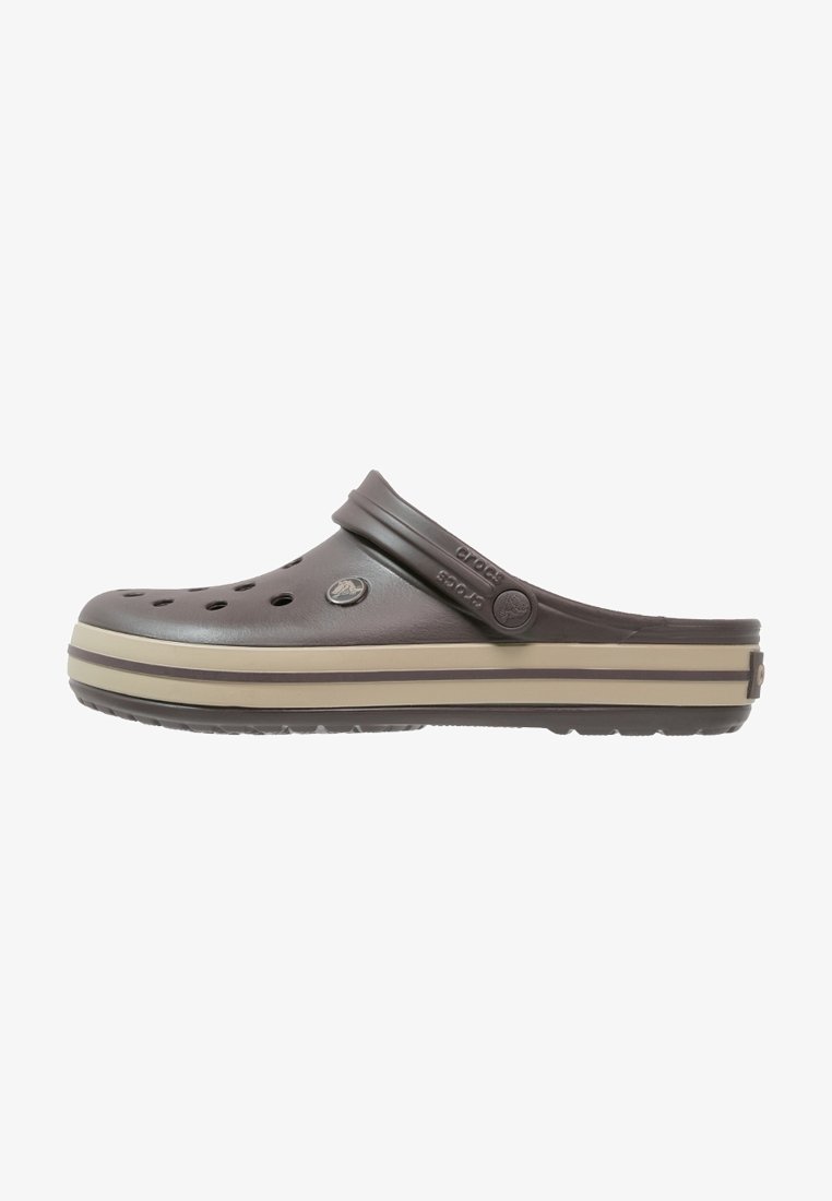 Sabot marron à enfiler avec des trous de ventilation, une bride de talon réglable et une semelle rayée beige et marron.