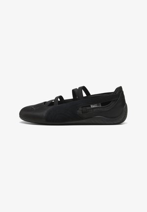 Schwarze Ballerinas für Frauen mit drei elastischen Riemen, Obermaterial aus Wildleder und Leder sowie einer strukturierten Gummisohle, seitlich präsentiert.