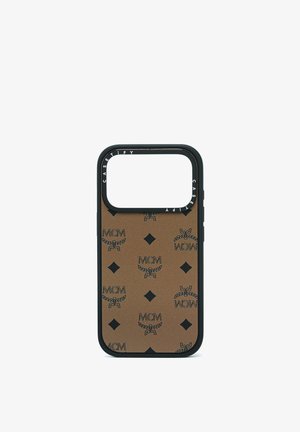 Bruine telefoonhoes met een gestructureerd oppervlak met zwarte MCM-logo's en diamantpatronen, omgeven door een zwarte rubberen rand.