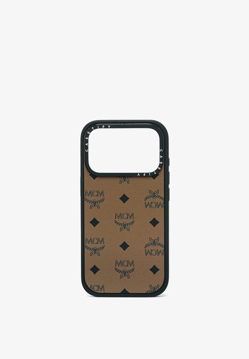Custodia per telefono marrone con superficie strutturata, decorata con loghi MCM neri e motivi a diamante, circondata da un bordo in gomma nera.