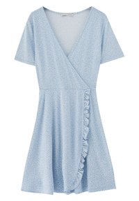 Vestido envolvente azul claro con mangas cortas, patrón floral, escote en V y un acento volcado a lo largo de la apertura frontal. Textura de tela suave.