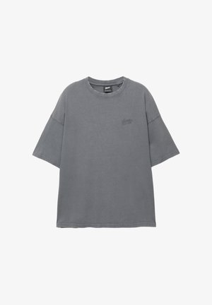 T-shirt grigio a maniche corte con scollo rotondo, realizzato in cotone, dotato di un logo ricamato sottile sul petto. Texture morbida.