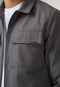 CLOSURE London SMART UTILITY OVERSHIRT ciemnoszary