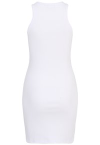 Weißes, geripptes Bodycon-Kleid mit ärmellosem Design, rundem Halsausschnitt und figurbetonendem Schnitt. Glatte Textur und minimale Details.
