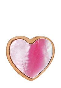 Anello a forma di cuore con inlay in conchiglia lucida rosa e bianca, incastonato in una cornice in metallo dorato. Texture liscia e lucida con una vivace transizione di colore.
