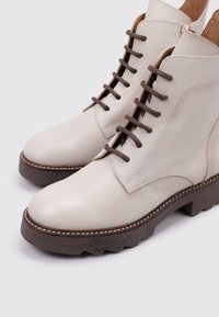 Sandra Fontán BADOLASOTA - Bottines à plateau - beige