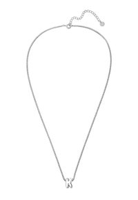 Sølv kæde halskæde med en lille, skinnende bogstav "K" vedhæng. Har en klipslås og en justerbar forlængerkæde.