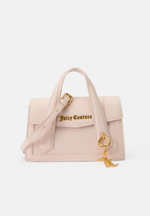 Lyserød faux læder håndtaske med et struktureret design, guldfarvet "Juicy Couture" logo, en hjerteformet charm og en aftagelig strop.