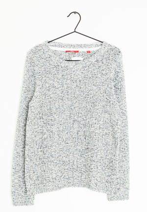 Pull en tricot gris et blanc à manches longues sur un cintre noir, sur fond blanc.