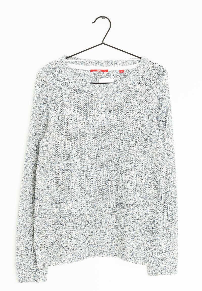 Pull en tricot gris et blanc à manches longues sur un cintre noir, sur fond blanc.