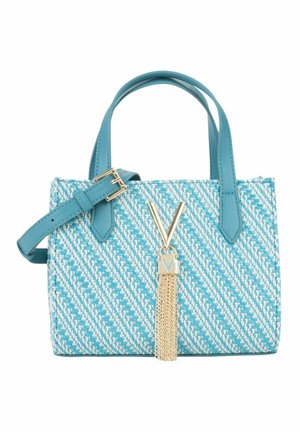 Borsa intrecciata blu e bianca con doppi manici, tracolla regolabile e ciondolo dorato con nappina e dettaglio a "V" sul davanti.