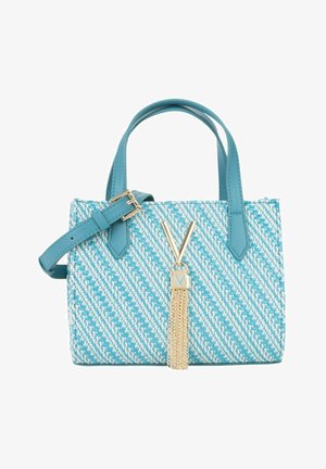 Borsa intrecciata blu e bianca con doppi manici, tracolla regolabile e ciondolo dorato con nappina e dettaglio a "V" sul davanti.