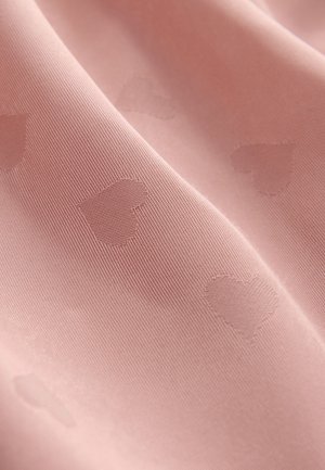 Tessuto rosa chiaro con una texture liscia, caratterizzato da sottili motivi a cuoricini in rilievo su tutta la superficie.