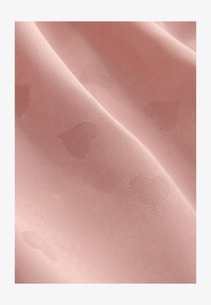 Material roz pal cu o textură fină, având modele subtile în relief în formă de inimă pe toată suprafața.