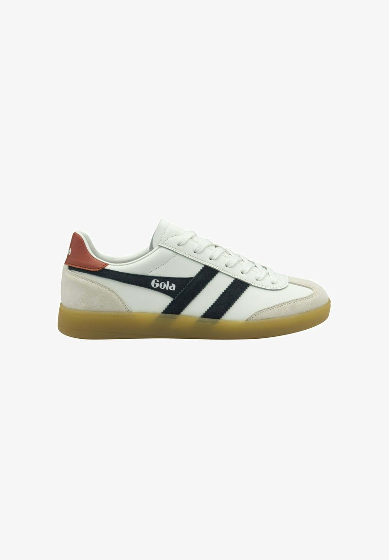 Sneaker bianche con strisce in suede nero, suola in gomma e dettagli in marrone chiaro sul tallone. Design minimalista con chiusura a lacci e dettaglio del logo.