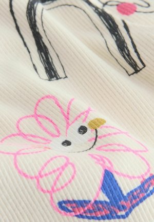 Rippstoff mit einem cremefarbenen Hintergrund zeigt ein verspieltes Blumendesign in Pink und Blau, mit schwarzem Umriss und weißem Blütenzentrum.