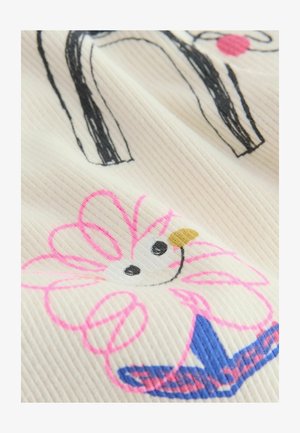 Tejido acanalado con un fondo crema presenta un diseño floral juguetón en rosa y azul, con un contorno negro y un centro de flor blanca.