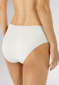 Hoge taille witte onderbroeken gemaakt van een gladde stof met een scalloped kantafwerking rondom de tailleband, met een naadloos ontwerp voor extra comfort.