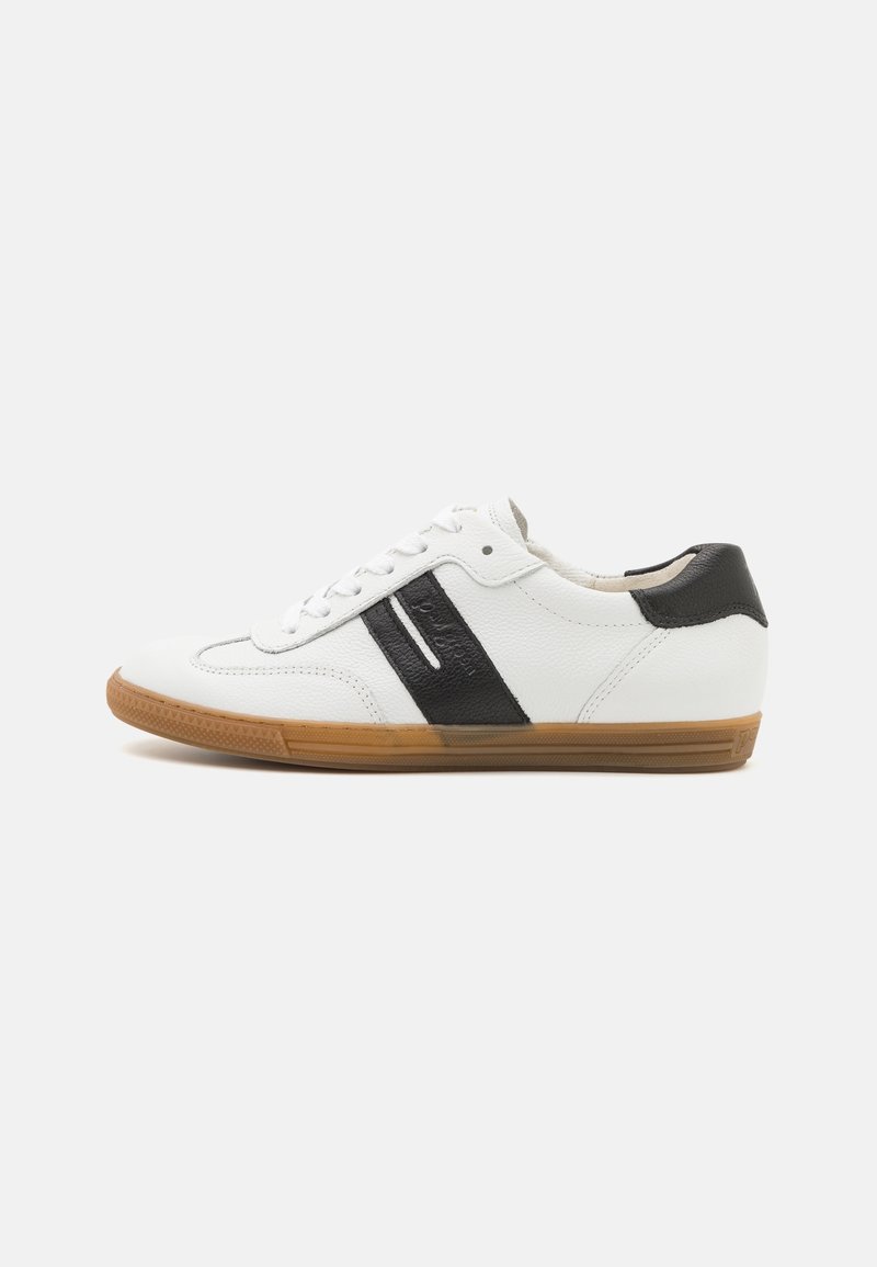 Sneaker in pelle bianca con accenti neri, punta rotonda, suola piatta in gomma, e chiusura con lacci. Presenta un design con pannello laterale testurizzato.
