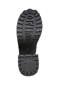 Suela de bota negra con surcos profundos, "BUFFALO" grabado en letras grandes en el centro y un logo circular cerca del talón.