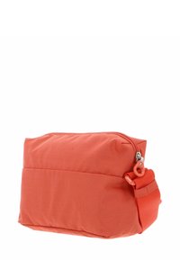 Trousse de toilette en tissu orange avec une fermeture éclair sur le dessus et une boucle sur la tirette. Présente une surface texturée et un design plat et rectangulaire.