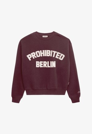 Maroonsweetshirt med hvid "PROHIBITED BERLIN" tekst. Har rund halsudskæring og ribbede manchetter og kant. Blødt bomuldsstof.