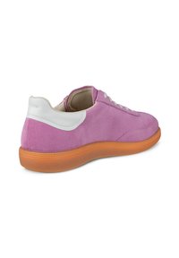 Ροζ αθλητικό παπούτσι από σουέντ με λευκές δερμάτινες λεπτομέρειες, στρογγυλή μύτη και πορτοκαλί λαστιχένια σόλα. Διαθέτει κορδόνια και λεία υφή.