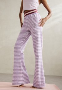 Puma - LEMLEM PANT - Pantalones - vivid violet Imagen en miniatura 1