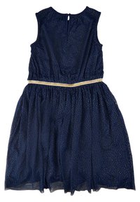 Tmavě modré šaty bez rukávů se nařaseným pasem a zlatým pásem. Mají výřez na zadní straně a poseté kovovými tečkami.