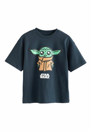 Tume sinine T-särk, mille esiküljel on koomiksitegelane Beebi Yoda pruunis rüüs ja allpool on tekst "Star Wars".