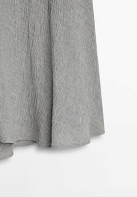 Grijze gestructureerde stof met een subtiel kreukpatroon, die soepel valt en een licht gebogen zoom heeft. Geschikt voor casual kleding.