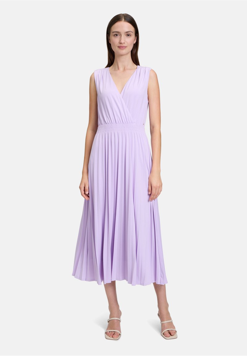 Lavendelfarbenes ärmelloses Kleid mit Wickeldesign, ausgestattet mit einem gerafften Bund und fließenden Falten. Weicher, leichter Stoff mit glatter Textur.