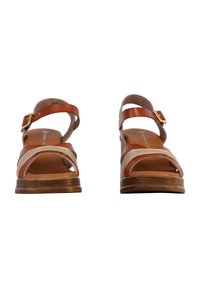 Braune Leder-Sandalen mit einer Korksohle, zwei breiten Riemen in metallic Gold und einem niedrigen Holzabsatz. Schnallen-Detail am Knöchelriemen.