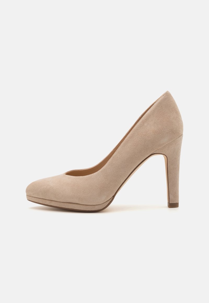 Escarpin beige en daim à talon haut avec un bout rond, un talon fin et une texture lisse. Présente un design décolleté à l'avant.