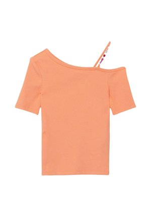 Brzoskwiniowy prążkowany top z krótkim rękawem, z odkrytym jednym ramieniem i cienkim ozdobnym paskiem z małymi koralikami po prawej stronie.