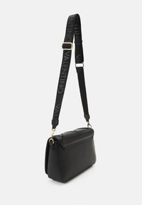 Borsa a spalla nera in pelle con forma rettangolare, dotata di una parte frontale imbottita, accessori in oro e una tracolla nera con il logo "VALENTINO".