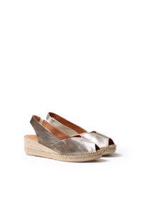 Sandali espadrilles argentati con punta aperta, design con retro slanciato e suola a zeppa avvolta in juta. Texture liscia e semplice accento.