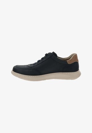 Sneaker casual in pelle nera con suola beige e linguetta del tallone marrone, vista laterale, design con lacci, dettaglio traforato sulla punta.